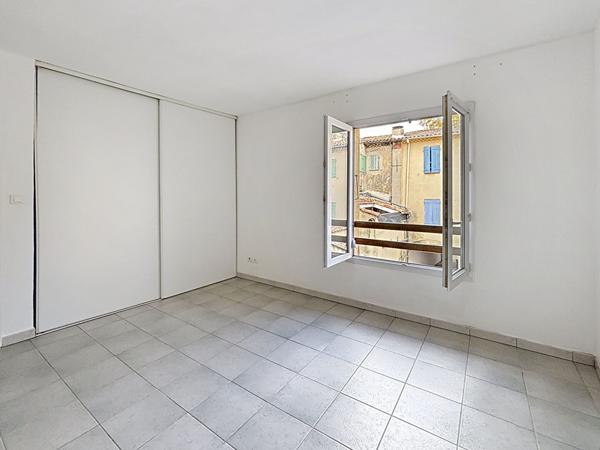 Appartement 3 pièces situé au centre ville de Pertuis .