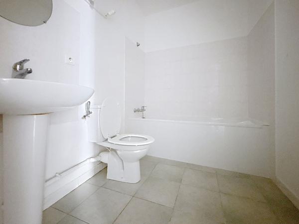 Appartement 3 pièces situé au centre ville de Pertuis .