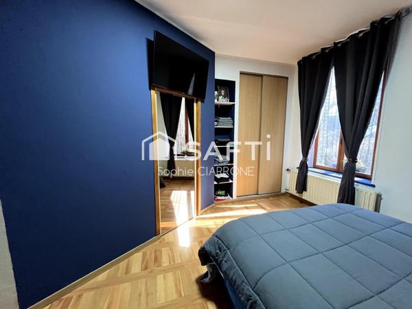 MAISON JUMELEE 110M2 AVEC GARAGE ;JARDIN; TERRASSES ET CABANON AU CALME PROCHE FRONTIERE