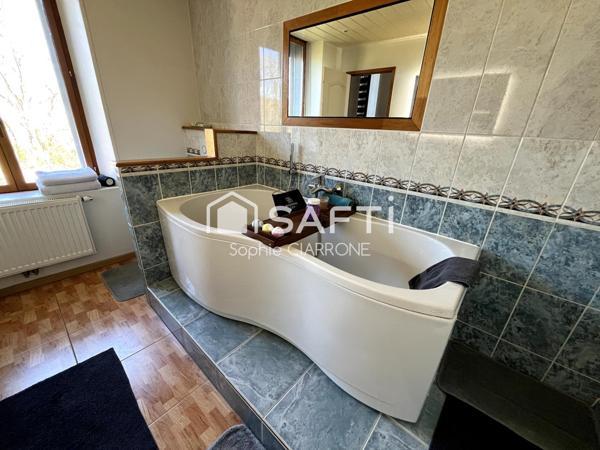 MAISON JUMELEE 110M2 AVEC GARAGE ;JARDIN; TERRASSES ET CABANON AU CALME PROCHE FRONTIERE