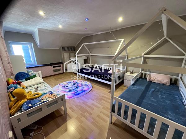 MAISON JUMELEE 110M2 AVEC GARAGE ;JARDIN; TERRASSES ET CABANON AU CALME PROCHE FRONTIERE