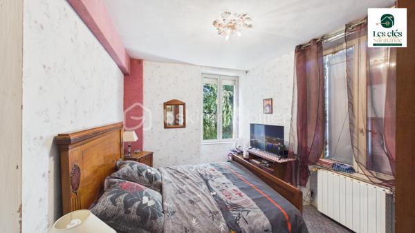 UNE MAISON BOURGEOISE, CINQ CHAMBRES, UN PARC DE PLUS DE 4 000 M²… ET ENCORE DU POTENTIEL !

Marie Morand – Les Clés de la Suisse Normande, l’immobilier dans nos Racines par BSK, vous présente cette élégante maison bourgeoise nichée dans un environnement verdoyant, à seulement 15 minutes des commerces et services de Thury-Harcourt – Le Hom et de Condé-sur-Noireau.

Ici, on retrouve ce que l’on aime dans les maisons de caractère : de beaux volumes, de l’espace pour toute la famille, un grand terrain et cette impression de respirer dès que l’on franchit le portail.

La maison offre surtout un véritable confort de vie avec la possibilité de vivre entièrement de plain-pied.

Au rez-de-chaussée, vous découvrirez un vaste salon lumineux et chaleureux, une cuisine aménagée et équipée, une chambre, une salle d’eau ainsi que des WC indépendants.

À l’étage, un grand palier dessert quatre chambres supplémentaires, une salle de bain et des WC. Chacun pourra donc disposer de son espace : chambres d’enfants, bureau, chambre d’amis, salle de jeux… à vous d’imaginer la suite.

Et si cinq chambres ne suffisaient pas, le grenier aménageable offre encore de belles possibilités : suite parentale, atelier, espace de télétravail ou pièce de loisirs.

À l’extérieur, la propriété s’étend sur un parc arboré de 4 370 m², suffisamment vaste pour profiter pleinement de la nature, recevoir, jardiner ou laisser les enfants courir, sans pour autant s’isoler complètement des commodités.

Une grande dépendance complète l’ensemble. Elle pourra accueillir vos véhicules, votre matériel, un atelier, du stockage ou accompagner un futur projet selon vos besoins.

Cette maison est faite pour vous si vous recherchez :

✨ Le charme et les volumes d’une maison bourgeoise
✨ Une véritable vie de plain-pied
✨ Cinq chambres et encore du potentiel
✨ Un parc arboré de plus de 4 000 m²
✨ Une grande dépendance
✨ Le calme de la campagne à seulement 15 minutes des services

Une propriété familiale, authentique et pleine de possibilités, pour celles et ceux qui rêvent d’espace, de nature et d’une maison dans laquelle écrire une nouvelle histoire.

Vous vous reconnaissez ? Alors cette maison mérite réellement votre visite.

Pour toute demande de rendez-vous, une pièce d’identité en cours de validité sera demandée, conformément aux obligations de vigilance applicables aux professionnels de l’immobilier, notamment dans le cadre de la réglementation TRACFIN. Les données et documents transmis seront traités dans le respect du RGPD.

Afin de préparer une visite cohérente avec votre projet et de vérifier sa faisabilité financière, la présentation d’un plan de financement, d’une attestation de faisabilité ou d’un justificatif de fonds datant de moins de trois mois sera également fortement appréciée.


Pour me joindre efficacement, privilégiez l'envoi d'un SMS, d'un e-mail ou d'un message par Messenger ou WhatsApp. Lorsque je suis en rendez-vous ou sur le terrain, le réseau n'est pas toujours très coopératif… et mon téléphone n'est pas nécessairement à portée de main.

Votre message me permettra d'identifier immédiatement le bien concerné et de vous rappeler personnellement dans les meilleurs délais.

Et parce qu'un projet immobilier peut aussi commencer par une recommandation : pensez à Mareco !

Vous connaissez quelqu'un qui souhaite vendre un bien ? Recommandez-le-moi via Mareco by BSK et soyez récompensé(e) si votre recommandation aboutit à une vente, selon les conditions du programme.

Application disponible sur Google Play et l'App Store.
Mon code de parrainage MARECO : 574646
Cette annonce référence 343738 vous est présentée par votre agent commercial BSK Immobilier MARIE MORAND (EI) immatriculé au RSAC de CAEN (14000) sous le numéro 53772786900027.
