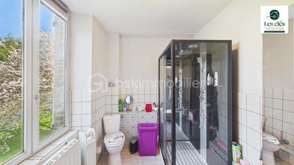 UNE MAISON BOURGEOISE, CINQ CHAMBRES, UN PARC DE PLUS DE 4 000 M²… ET ENCORE DU POTENTIEL !

Marie Morand – Les Clés de la Suisse Normande, l’immobilier dans nos Racines par BSK, vous présente cette élégante maison bourgeoise nichée dans un environnement verdoyant, à seulement 15 minutes des commerces et services de Thury-Harcourt – Le Hom et de Condé-sur-Noireau.

Ici, on retrouve ce que l’on aime dans les maisons de caractère : de beaux volumes, de l’espace pour toute la famille, un grand terrain et cette impression de respirer dès que l’on franchit le portail.

La maison offre surtout un véritable confort de vie avec la possibilité de vivre entièrement de plain-pied.

Au rez-de-chaussée, vous découvrirez un vaste salon lumineux et chaleureux, une cuisine aménagée et équipée, une chambre, une salle d’eau ainsi que des WC indépendants.

À l’étage, un grand palier dessert quatre chambres supplémentaires, une salle de bain et des WC. Chacun pourra donc disposer de son espace : chambres d’enfants, bureau, chambre d’amis, salle de jeux… à vous d’imaginer la suite.

Et si cinq chambres ne suffisaient pas, le grenier aménageable offre encore de belles possibilités : suite parentale, atelier, espace de télétravail ou pièce de loisirs.

À l’extérieur, la propriété s’étend sur un parc arboré de 4 370 m², suffisamment vaste pour profiter pleinement de la nature, recevoir, jardiner ou laisser les enfants courir, sans pour autant s’isoler complètement des commodités.

Une grande dépendance complète l’ensemble. Elle pourra accueillir vos véhicules, votre matériel, un atelier, du stockage ou accompagner un futur projet selon vos besoins.

Cette maison est faite pour vous si vous recherchez :

✨ Le charme et les volumes d’une maison bourgeoise
✨ Une véritable vie de plain-pied
✨ Cinq chambres et encore du potentiel
✨ Un parc arboré de plus de 4 000 m²
✨ Une grande dépendance
✨ Le calme de la campagne à seulement 15 minutes des services

Une propriété familiale, authentique et pleine de possibilités, pour celles et ceux qui rêvent d’espace, de nature et d’une maison dans laquelle écrire une nouvelle histoire.

Vous vous reconnaissez ? Alors cette maison mérite réellement votre visite.

Pour toute demande de rendez-vous, une pièce d’identité en cours de validité sera demandée, conformément aux obligations de vigilance applicables aux professionnels de l’immobilier, notamment dans le cadre de la réglementation TRACFIN. Les données et documents transmis seront traités dans le respect du RGPD.

Afin de préparer une visite cohérente avec votre projet et de vérifier sa faisabilité financière, la présentation d’un plan de financement, d’une attestation de faisabilité ou d’un justificatif de fonds datant de moins de trois mois sera également fortement appréciée.


Pour me joindre efficacement, privilégiez l'envoi d'un SMS, d'un e-mail ou d'un message par Messenger ou WhatsApp. Lorsque je suis en rendez-vous ou sur le terrain, le réseau n'est pas toujours très coopératif… et mon téléphone n'est pas nécessairement à portée de main.

Votre message me permettra d'identifier immédiatement le bien concerné et de vous rappeler personnellement dans les meilleurs délais.

Et parce qu'un projet immobilier peut aussi commencer par une recommandation : pensez à Mareco !

Vous connaissez quelqu'un qui souhaite vendre un bien ? Recommandez-le-moi via Mareco by BSK et soyez récompensé(e) si votre recommandation aboutit à une vente, selon les conditions du programme.

Application disponible sur Google Play et l'App Store.
Mon code de parrainage MARECO : 574646
Cette annonce référence 343738 vous est présentée par votre agent commercial BSK Immobilier MARIE MORAND (EI) immatriculé au RSAC de CAEN (14000) sous le numéro 53772786900027.