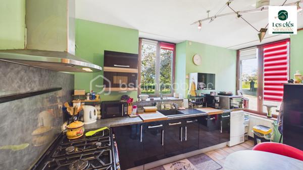 UNE MAISON BOURGEOISE, CINQ CHAMBRES, UN PARC DE PLUS DE 4 000 M²… ET ENCORE DU POTENTIEL !

Marie Morand – Les Clés de la Suisse Normande, l’immobilier dans nos Racines par BSK, vous présente cette élégante maison bourgeoise nichée dans un environnement verdoyant, à seulement 15 minutes des commerces et services de Thury-Harcourt – Le Hom et de Condé-sur-Noireau.

Ici, on retrouve ce que l’on aime dans les maisons de caractère : de beaux volumes, de l’espace pour toute la famille, un grand terrain et cette impression de respirer dès que l’on franchit le portail.

La maison offre surtout un véritable confort de vie avec la possibilité de vivre entièrement de plain-pied.

Au rez-de-chaussée, vous découvrirez un vaste salon lumineux et chaleureux, une cuisine aménagée et équipée, une chambre, une salle d’eau ainsi que des WC indépendants.

À l’étage, un grand palier dessert quatre chambres supplémentaires, une salle de bain et des WC. Chacun pourra donc disposer de son espace : chambres d’enfants, bureau, chambre d’amis, salle de jeux… à vous d’imaginer la suite.

Et si cinq chambres ne suffisaient pas, le grenier aménageable offre encore de belles possibilités : suite parentale, atelier, espace de télétravail ou pièce de loisirs.

À l’extérieur, la propriété s’étend sur un parc arboré de 4 370 m², suffisamment vaste pour profiter pleinement de la nature, recevoir, jardiner ou laisser les enfants courir, sans pour autant s’isoler complètement des commodités.

Une grande dépendance complète l’ensemble. Elle pourra accueillir vos véhicules, votre matériel, un atelier, du stockage ou accompagner un futur projet selon vos besoins.

Cette maison est faite pour vous si vous recherchez :

✨ Le charme et les volumes d’une maison bourgeoise
✨ Une véritable vie de plain-pied
✨ Cinq chambres et encore du potentiel
✨ Un parc arboré de plus de 4 000 m²
✨ Une grande dépendance
✨ Le calme de la campagne à seulement 15 minutes des services

Une propriété familiale, authentique et pleine de possibilités, pour celles et ceux qui rêvent d’espace, de nature et d’une maison dans laquelle écrire une nouvelle histoire.

Vous vous reconnaissez ? Alors cette maison mérite réellement votre visite.

Pour toute demande de rendez-vous, une pièce d’identité en cours de validité sera demandée, conformément aux obligations de vigilance applicables aux professionnels de l’immobilier, notamment dans le cadre de la réglementation TRACFIN. Les données et documents transmis seront traités dans le respect du RGPD.

Afin de préparer une visite cohérente avec votre projet et de vérifier sa faisabilité financière, la présentation d’un plan de financement, d’une attestation de faisabilité ou d’un justificatif de fonds datant de moins de trois mois sera également fortement appréciée.


Pour me joindre efficacement, privilégiez l'envoi d'un SMS, d'un e-mail ou d'un message par Messenger ou WhatsApp. Lorsque je suis en rendez-vous ou sur le terrain, le réseau n'est pas toujours très coopératif… et mon téléphone n'est pas nécessairement à portée de main.

Votre message me permettra d'identifier immédiatement le bien concerné et de vous rappeler personnellement dans les meilleurs délais.

Et parce qu'un projet immobilier peut aussi commencer par une recommandation : pensez à Mareco !

Vous connaissez quelqu'un qui souhaite vendre un bien ? Recommandez-le-moi via Mareco by BSK et soyez récompensé(e) si votre recommandation aboutit à une vente, selon les conditions du programme.

Application disponible sur Google Play et l'App Store.
Mon code de parrainage MARECO : 574646
Cette annonce référence 343738 vous est présentée par votre agent commercial BSK Immobilier MARIE MORAND (EI) immatriculé au RSAC de CAEN (14000) sous le numéro 53772786900027.