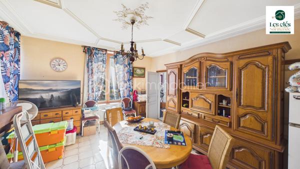 UNE MAISON BOURGEOISE, CINQ CHAMBRES, UN PARC DE PLUS DE 4 000 M²… ET ENCORE DU POTENTIEL !

Marie Morand – Les Clés de la Suisse Normande, l’immobilier dans nos Racines par BSK, vous présente cette élégante maison bourgeoise nichée dans un environnement verdoyant, à seulement 15 minutes des commerces et services de Thury-Harcourt – Le Hom et de Condé-sur-Noireau.

Ici, on retrouve ce que l’on aime dans les maisons de caractère : de beaux volumes, de l’espace pour toute la famille, un grand terrain et cette impression de respirer dès que l’on franchit le portail.

La maison offre surtout un véritable confort de vie avec la possibilité de vivre entièrement de plain-pied.

Au rez-de-chaussée, vous découvrirez un vaste salon lumineux et chaleureux, une cuisine aménagée et équipée, une chambre, une salle d’eau ainsi que des WC indépendants.

À l’étage, un grand palier dessert quatre chambres supplémentaires, une salle de bain et des WC. Chacun pourra donc disposer de son espace : chambres d’enfants, bureau, chambre d’amis, salle de jeux… à vous d’imaginer la suite.

Et si cinq chambres ne suffisaient pas, le grenier aménageable offre encore de belles possibilités : suite parentale, atelier, espace de télétravail ou pièce de loisirs.

À l’extérieur, la propriété s’étend sur un parc arboré de 4 370 m², suffisamment vaste pour profiter pleinement de la nature, recevoir, jardiner ou laisser les enfants courir, sans pour autant s’isoler complètement des commodités.

Une grande dépendance complète l’ensemble. Elle pourra accueillir vos véhicules, votre matériel, un atelier, du stockage ou accompagner un futur projet selon vos besoins.

Cette maison est faite pour vous si vous recherchez :

✨ Le charme et les volumes d’une maison bourgeoise
✨ Une véritable vie de plain-pied
✨ Cinq chambres et encore du potentiel
✨ Un parc arboré de plus de 4 000 m²
✨ Une grande dépendance
✨ Le calme de la campagne à seulement 15 minutes des services

Une propriété familiale, authentique et pleine de possibilités, pour celles et ceux qui rêvent d’espace, de nature et d’une maison dans laquelle écrire une nouvelle histoire.

Vous vous reconnaissez ? Alors cette maison mérite réellement votre visite.

Pour toute demande de rendez-vous, une pièce d’identité en cours de validité sera demandée, conformément aux obligations de vigilance applicables aux professionnels de l’immobilier, notamment dans le cadre de la réglementation TRACFIN. Les données et documents transmis seront traités dans le respect du RGPD.

Afin de préparer une visite cohérente avec votre projet et de vérifier sa faisabilité financière, la présentation d’un plan de financement, d’une attestation de faisabilité ou d’un justificatif de fonds datant de moins de trois mois sera également fortement appréciée.


Pour me joindre efficacement, privilégiez l'envoi d'un SMS, d'un e-mail ou d'un message par Messenger ou WhatsApp. Lorsque je suis en rendez-vous ou sur le terrain, le réseau n'est pas toujours très coopératif… et mon téléphone n'est pas nécessairement à portée de main.

Votre message me permettra d'identifier immédiatement le bien concerné et de vous rappeler personnellement dans les meilleurs délais.

Et parce qu'un projet immobilier peut aussi commencer par une recommandation : pensez à Mareco !

Vous connaissez quelqu'un qui souhaite vendre un bien ? Recommandez-le-moi via Mareco by BSK et soyez récompensé(e) si votre recommandation aboutit à une vente, selon les conditions du programme.

Application disponible sur Google Play et l'App Store.
Mon code de parrainage MARECO : 574646
Cette annonce référence 343738 vous est présentée par votre agent commercial BSK Immobilier MARIE MORAND (EI) immatriculé au RSAC de CAEN (14000) sous le numéro 53772786900027.
