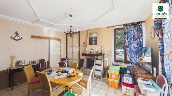 UNE MAISON BOURGEOISE, CINQ CHAMBRES, UN PARC DE PLUS DE 4 000 M²… ET ENCORE DU POTENTIEL !

Marie Morand – Les Clés de la Suisse Normande, l’immobilier dans nos Racines par BSK, vous présente cette élégante maison bourgeoise nichée dans un environnement verdoyant, à seulement 15 minutes des commerces et services de Thury-Harcourt – Le Hom et de Condé-sur-Noireau.

Ici, on retrouve ce que l’on aime dans les maisons de caractère : de beaux volumes, de l’espace pour toute la famille, un grand terrain et cette impression de respirer dès que l’on franchit le portail.

La maison offre surtout un véritable confort de vie avec la possibilité de vivre entièrement de plain-pied.

Au rez-de-chaussée, vous découvrirez un vaste salon lumineux et chaleureux, une cuisine aménagée et équipée, une chambre, une salle d’eau ainsi que des WC indépendants.

À l’étage, un grand palier dessert quatre chambres supplémentaires, une salle de bain et des WC. Chacun pourra donc disposer de son espace : chambres d’enfants, bureau, chambre d’amis, salle de jeux… à vous d’imaginer la suite.

Et si cinq chambres ne suffisaient pas, le grenier aménageable offre encore de belles possibilités : suite parentale, atelier, espace de télétravail ou pièce de loisirs.

À l’extérieur, la propriété s’étend sur un parc arboré de 4 370 m², suffisamment vaste pour profiter pleinement de la nature, recevoir, jardiner ou laisser les enfants courir, sans pour autant s’isoler complètement des commodités.

Une grande dépendance complète l’ensemble. Elle pourra accueillir vos véhicules, votre matériel, un atelier, du stockage ou accompagner un futur projet selon vos besoins.

Cette maison est faite pour vous si vous recherchez :

✨ Le charme et les volumes d’une maison bourgeoise
✨ Une véritable vie de plain-pied
✨ Cinq chambres et encore du potentiel
✨ Un parc arboré de plus de 4 000 m²
✨ Une grande dépendance
✨ Le calme de la campagne à seulement 15 minutes des services

Une propriété familiale, authentique et pleine de possibilités, pour celles et ceux qui rêvent d’espace, de nature et d’une maison dans laquelle écrire une nouvelle histoire.

Vous vous reconnaissez ? Alors cette maison mérite réellement votre visite.

Pour toute demande de rendez-vous, une pièce d’identité en cours de validité sera demandée, conformément aux obligations de vigilance applicables aux professionnels de l’immobilier, notamment dans le cadre de la réglementation TRACFIN. Les données et documents transmis seront traités dans le respect du RGPD.

Afin de préparer une visite cohérente avec votre projet et de vérifier sa faisabilité financière, la présentation d’un plan de financement, d’une attestation de faisabilité ou d’un justificatif de fonds datant de moins de trois mois sera également fortement appréciée.


Pour me joindre efficacement, privilégiez l'envoi d'un SMS, d'un e-mail ou d'un message par Messenger ou WhatsApp. Lorsque je suis en rendez-vous ou sur le terrain, le réseau n'est pas toujours très coopératif… et mon téléphone n'est pas nécessairement à portée de main.

Votre message me permettra d'identifier immédiatement le bien concerné et de vous rappeler personnellement dans les meilleurs délais.

Et parce qu'un projet immobilier peut aussi commencer par une recommandation : pensez à Mareco !

Vous connaissez quelqu'un qui souhaite vendre un bien ? Recommandez-le-moi via Mareco by BSK et soyez récompensé(e) si votre recommandation aboutit à une vente, selon les conditions du programme.

Application disponible sur Google Play et l'App Store.
Mon code de parrainage MARECO : 574646
Cette annonce référence 343738 vous est présentée par votre agent commercial BSK Immobilier MARIE MORAND (EI) immatriculé au RSAC de CAEN (14000) sous le numéro 53772786900027.