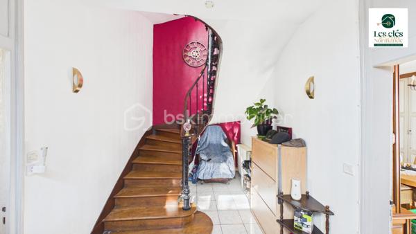 UNE MAISON BOURGEOISE, CINQ CHAMBRES, UN PARC DE PLUS DE 4 000 M²… ET ENCORE DU POTENTIEL !

Marie Morand – Les Clés de la Suisse Normande, l’immobilier dans nos Racines par BSK, vous présente cette élégante maison bourgeoise nichée dans un environnement verdoyant, à seulement 15 minutes des commerces et services de Thury-Harcourt – Le Hom et de Condé-sur-Noireau.

Ici, on retrouve ce que l’on aime dans les maisons de caractère : de beaux volumes, de l’espace pour toute la famille, un grand terrain et cette impression de respirer dès que l’on franchit le portail.

La maison offre surtout un véritable confort de vie avec la possibilité de vivre entièrement de plain-pied.

Au rez-de-chaussée, vous découvrirez un vaste salon lumineux et chaleureux, une cuisine aménagée et équipée, une chambre, une salle d’eau ainsi que des WC indépendants.

À l’étage, un grand palier dessert quatre chambres supplémentaires, une salle de bain et des WC. Chacun pourra donc disposer de son espace : chambres d’enfants, bureau, chambre d’amis, salle de jeux… à vous d’imaginer la suite.

Et si cinq chambres ne suffisaient pas, le grenier aménageable offre encore de belles possibilités : suite parentale, atelier, espace de télétravail ou pièce de loisirs.

À l’extérieur, la propriété s’étend sur un parc arboré de 4 370 m², suffisamment vaste pour profiter pleinement de la nature, recevoir, jardiner ou laisser les enfants courir, sans pour autant s’isoler complètement des commodités.

Une grande dépendance complète l’ensemble. Elle pourra accueillir vos véhicules, votre matériel, un atelier, du stockage ou accompagner un futur projet selon vos besoins.

Cette maison est faite pour vous si vous recherchez :

✨ Le charme et les volumes d’une maison bourgeoise
✨ Une véritable vie de plain-pied
✨ Cinq chambres et encore du potentiel
✨ Un parc arboré de plus de 4 000 m²
✨ Une grande dépendance
✨ Le calme de la campagne à seulement 15 minutes des services

Une propriété familiale, authentique et pleine de possibilités, pour celles et ceux qui rêvent d’espace, de nature et d’une maison dans laquelle écrire une nouvelle histoire.

Vous vous reconnaissez ? Alors cette maison mérite réellement votre visite.

Pour toute demande de rendez-vous, une pièce d’identité en cours de validité sera demandée, conformément aux obligations de vigilance applicables aux professionnels de l’immobilier, notamment dans le cadre de la réglementation TRACFIN. Les données et documents transmis seront traités dans le respect du RGPD.

Afin de préparer une visite cohérente avec votre projet et de vérifier sa faisabilité financière, la présentation d’un plan de financement, d’une attestation de faisabilité ou d’un justificatif de fonds datant de moins de trois mois sera également fortement appréciée.


Pour me joindre efficacement, privilégiez l'envoi d'un SMS, d'un e-mail ou d'un message par Messenger ou WhatsApp. Lorsque je suis en rendez-vous ou sur le terrain, le réseau n'est pas toujours très coopératif… et mon téléphone n'est pas nécessairement à portée de main.

Votre message me permettra d'identifier immédiatement le bien concerné et de vous rappeler personnellement dans les meilleurs délais.

Et parce qu'un projet immobilier peut aussi commencer par une recommandation : pensez à Mareco !

Vous connaissez quelqu'un qui souhaite vendre un bien ? Recommandez-le-moi via Mareco by BSK et soyez récompensé(e) si votre recommandation aboutit à une vente, selon les conditions du programme.

Application disponible sur Google Play et l'App Store.
Mon code de parrainage MARECO : 574646
Cette annonce référence 343738 vous est présentée par votre agent commercial BSK Immobilier MARIE MORAND (EI) immatriculé au RSAC de CAEN (14000) sous le numéro 53772786900027.