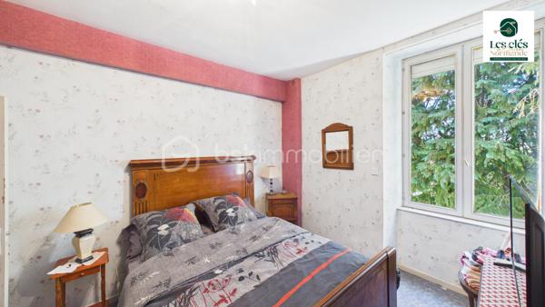 UNE MAISON BOURGEOISE, CINQ CHAMBRES, UN PARC DE PLUS DE 4 000 M²… ET ENCORE DU POTENTIEL !

Marie Morand – Les Clés de la Suisse Normande, l’immobilier dans nos Racines par BSK, vous présente cette élégante maison bourgeoise nichée dans un environnement verdoyant, à seulement 15 minutes des commerces et services de Thury-Harcourt – Le Hom et de Condé-sur-Noireau.

Ici, on retrouve ce que l’on aime dans les maisons de caractère : de beaux volumes, de l’espace pour toute la famille, un grand terrain et cette impression de respirer dès que l’on franchit le portail.

La maison offre surtout un véritable confort de vie avec la possibilité de vivre entièrement de plain-pied.

Au rez-de-chaussée, vous découvrirez un vaste salon lumineux et chaleureux, une cuisine aménagée et équipée, une chambre, une salle d’eau ainsi que des WC indépendants.

À l’étage, un grand palier dessert quatre chambres supplémentaires, une salle de bain et des WC. Chacun pourra donc disposer de son espace : chambres d’enfants, bureau, chambre d’amis, salle de jeux… à vous d’imaginer la suite.

Et si cinq chambres ne suffisaient pas, le grenier aménageable offre encore de belles possibilités : suite parentale, atelier, espace de télétravail ou pièce de loisirs.

À l’extérieur, la propriété s’étend sur un parc arboré de 4 370 m², suffisamment vaste pour profiter pleinement de la nature, recevoir, jardiner ou laisser les enfants courir, sans pour autant s’isoler complètement des commodités.

Une grande dépendance complète l’ensemble. Elle pourra accueillir vos véhicules, votre matériel, un atelier, du stockage ou accompagner un futur projet selon vos besoins.

Cette maison est faite pour vous si vous recherchez :

✨ Le charme et les volumes d’une maison bourgeoise
✨ Une véritable vie de plain-pied
✨ Cinq chambres et encore du potentiel
✨ Un parc arboré de plus de 4 000 m²
✨ Une grande dépendance
✨ Le calme de la campagne à seulement 15 minutes des services

Une propriété familiale, authentique et pleine de possibilités, pour celles et ceux qui rêvent d’espace, de nature et d’une maison dans laquelle écrire une nouvelle histoire.

Vous vous reconnaissez ? Alors cette maison mérite réellement votre visite.

Pour toute demande de rendez-vous, une pièce d’identité en cours de validité sera demandée, conformément aux obligations de vigilance applicables aux professionnels de l’immobilier, notamment dans le cadre de la réglementation TRACFIN. Les données et documents transmis seront traités dans le respect du RGPD.

Afin de préparer une visite cohérente avec votre projet et de vérifier sa faisabilité financière, la présentation d’un plan de financement, d’une attestation de faisabilité ou d’un justificatif de fonds datant de moins de trois mois sera également fortement appréciée.


Pour me joindre efficacement, privilégiez l'envoi d'un SMS, d'un e-mail ou d'un message par Messenger ou WhatsApp. Lorsque je suis en rendez-vous ou sur le terrain, le réseau n'est pas toujours très coopératif… et mon téléphone n'est pas nécessairement à portée de main.

Votre message me permettra d'identifier immédiatement le bien concerné et de vous rappeler personnellement dans les meilleurs délais.

Et parce qu'un projet immobilier peut aussi commencer par une recommandation : pensez à Mareco !

Vous connaissez quelqu'un qui souhaite vendre un bien ? Recommandez-le-moi via Mareco by BSK et soyez récompensé(e) si votre recommandation aboutit à une vente, selon les conditions du programme.

Application disponible sur Google Play et l'App Store.
Mon code de parrainage MARECO : 574646
Cette annonce référence 343738 vous est présentée par votre agent commercial BSK Immobilier MARIE MORAND (EI) immatriculé au RSAC de CAEN (14000) sous le numéro 53772786900027.