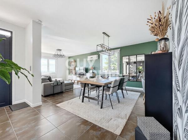 Maison 5 chambres, double garage, terrasse et jardin dans un secteur calme et recherché.