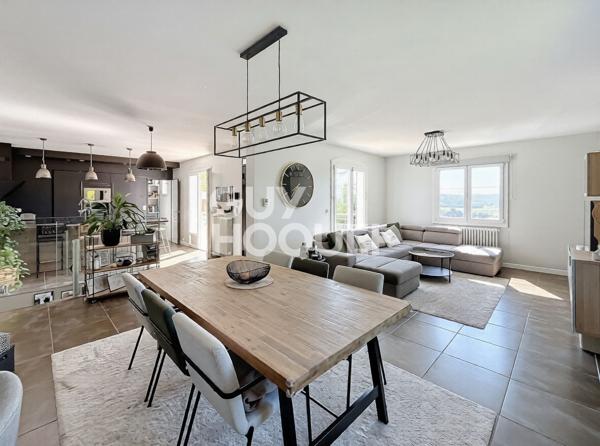 Maison 5 chambres, double garage, terrasse et jardin dans un secteur calme et recherché.