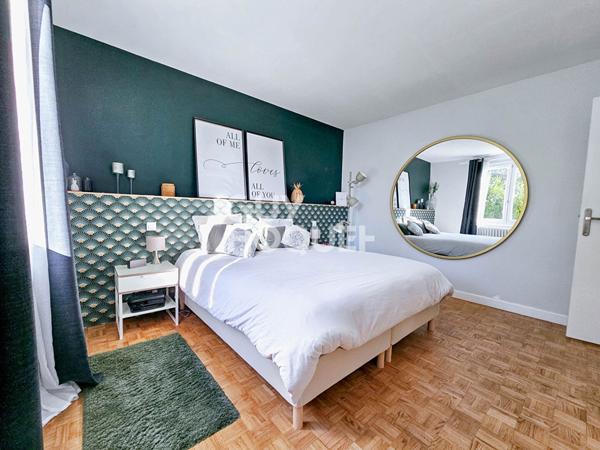 Maison 5 chambres, double garage, terrasse et jardin dans un secteur calme et recherché.