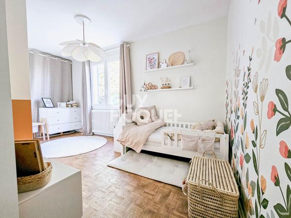 Maison 5 chambres, double garage, terrasse et jardin dans un secteur calme et recherché.