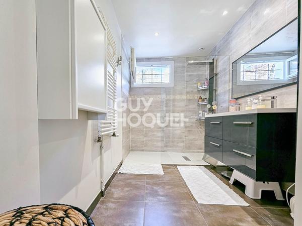 Maison 5 chambres, double garage, terrasse et jardin dans un secteur calme et recherché.