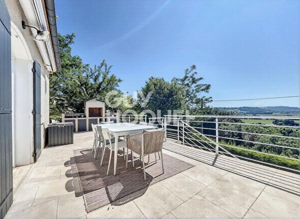 Maison 5 chambres, double garage, terrasse et jardin dans un secteur calme et recherché.