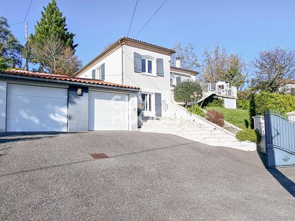 Maison 5 chambres, double garage, terrasse et jardin dans un secteur calme et recherché.