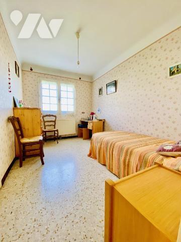 Maison plain-pied 90m² habitables sur 458m² de terrain avec double garage et piscine
