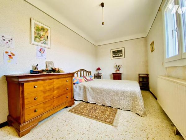 Maison plain-pied 90m² habitables sur 458m² de terrain avec double garage et piscine
