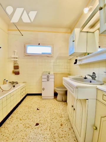 Maison plain-pied 90m² habitables sur 458m² de terrain avec double garage et piscine