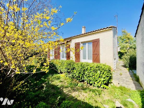 Maison plain-pied 90m² habitables sur 458m² de terrain avec double garage et piscine