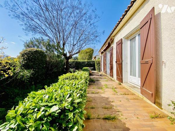 Maison plain-pied 90m² habitables sur 458m² de terrain avec double garage et piscine