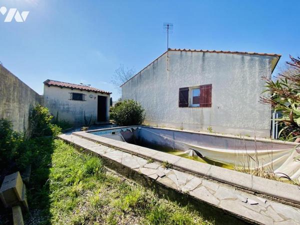 Maison plain-pied 90m² habitables sur 458m² de terrain avec double garage et piscine