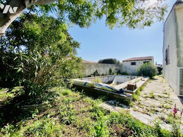 Maison plain-pied 90m² habitables sur 458m² de terrain avec double garage et piscine
