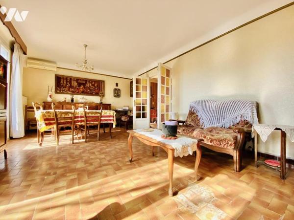 Maison plain-pied 90m² habitables sur 458m² de terrain avec double garage et piscine