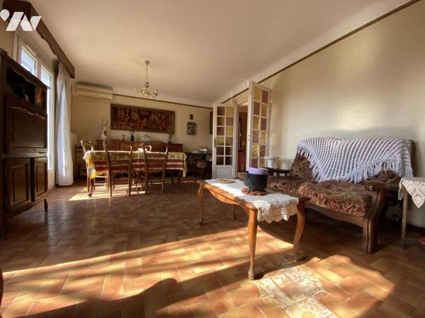 Maison plain-pied 90m² habitables sur 458m² de terrain avec double garage et piscine
