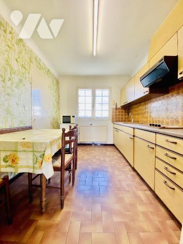 Maison plain-pied 90m² habitables sur 458m² de terrain avec double garage et piscine