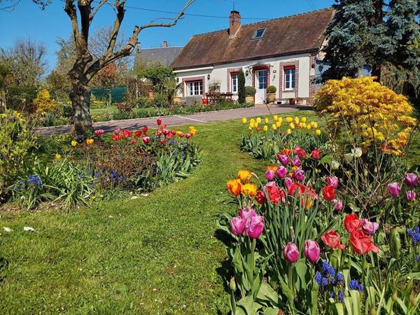 (61270 RAI )  4 km gare. Maison de campagne meublée , 2 chambres, terrain 820 m²