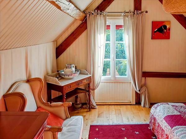 (61270 RAI )  4 km gare. Maison de campagne meublée , 2 chambres, terrain 820 m²