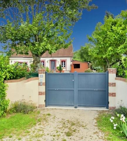 (61270 RAI )  4 km gare. Maison de campagne meublée , 2 chambres, terrain 820 m²