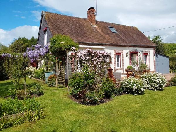 (61270 RAI )  4 km gare. Maison de campagne meublée , 2 chambres, terrain 820 m²