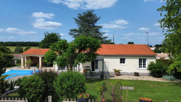 Maison familiale avec piscine, vue dégagée et cadre bucolique – Écoyeux (17770)