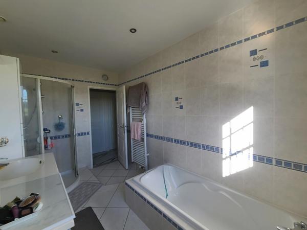 Maison familiale avec piscine, vue dégagée et cadre bucolique – Écoyeux (17770)