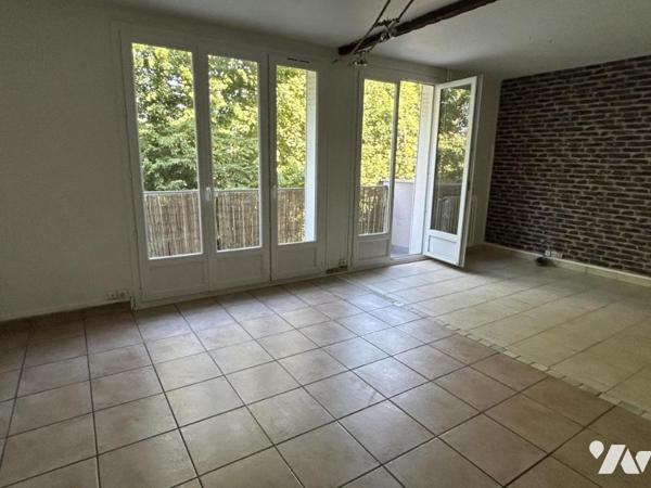 Appartement 1er étage avec balcon, vendu loué. 