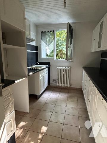 Appartement 1er étage avec balcon, vendu loué. 