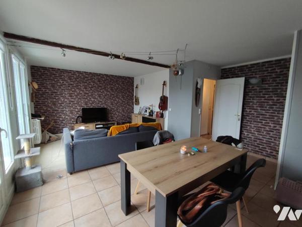 Appartement 1er étage avec balcon, vendu loué. 