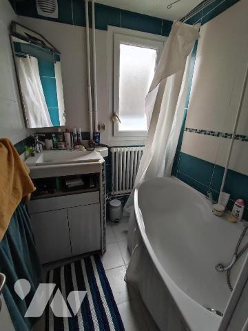 Appartement 1er étage avec balcon, vendu loué. 
