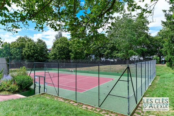 Superbe appartement familial rénové avec balcon filant – Résidence de standing avec parc & tennis