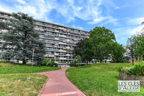 Superbe appartement familial rénové avec balcon filant – Résidence de standing avec parc & tennis