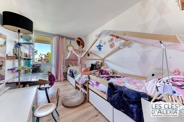 Superbe appartement familial rénové avec balcon filant – Résidence de standing avec parc & tennis