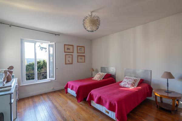 Visan (84820) PROPRIETE - 450 m² sur terrain de 3 400 m² avec piscine