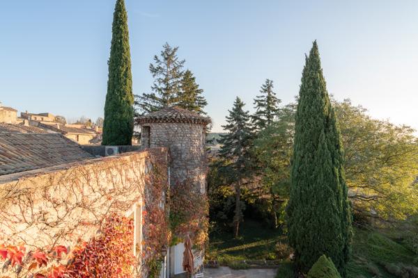 Visan (84820) PROPRIETE - 450 m² sur terrain de 3 400 m² avec piscine