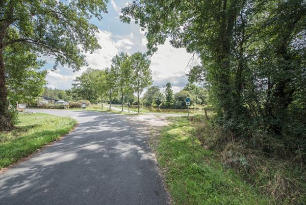 Longère à rénover au bord du canal