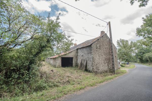 Longère à rénover au bord du canal