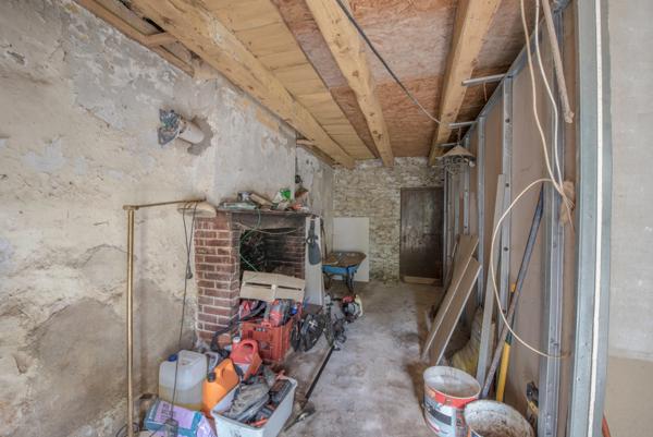 Longère à rénover au bord du canal