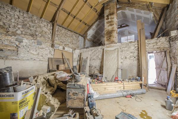 Longère à rénover au bord du canal