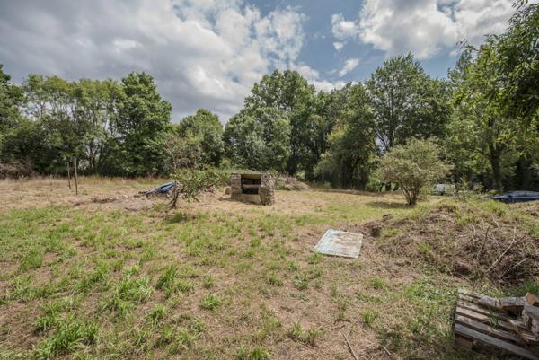Longère à rénover au bord du canal