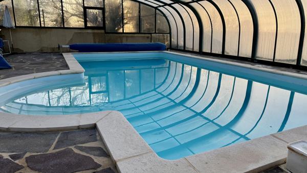 Avallon (89200) Propriété avec vue panoramique piscine couverte grand sejour et espace bien-être